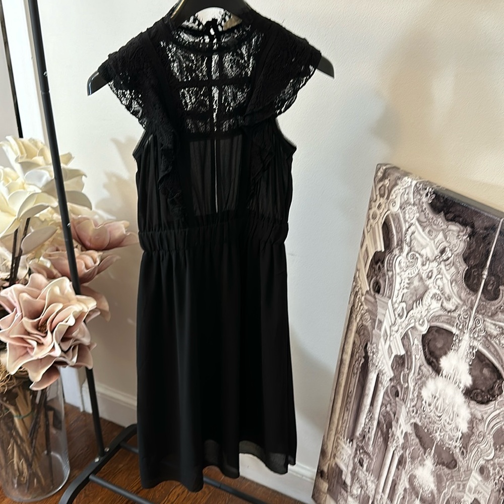 Black detailed lace sleeveless dress